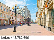 Улица Арбат. Солнечный летний день. Москва (2024 год). Редакционное фото, фотограф E. O. / Фотобанк Лори