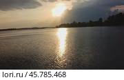 Picturesque sunset over the lake. Sunlight breaks through the clouds. Feeling of peace, inspiration and harmony with nature. Suitable for articles about travel, ecotourism, natural landscapes. Стоковое видео, видеограф Евгений Демидюк / Фотобанк Лори