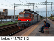 Локомотив ВЛ10У-096, железная дорога, поезд на станции Катуар (2019 год). Редакционное фото, фотограф Павел Авакумов / Фотобанк Лори