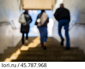 Поднимающиеся по лестнице подземного перехода силуэты людей. Стоковое фото, фотограф Вячеслав Палес / Фотобанк Лори