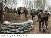 Выход войск российской армии на позицию. Солдаты и военная техника занимают оборону в лесу. Артиллерия и пехота на фронте. (2019 год). Редакционное фото, фотограф Евгений Зимин / Фотобанк Лори
