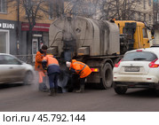 Ямочный ремонт дороги зимой. Липецк. Редакционное фото, фотограф Евгений Будюкин / Фотобанк Лори