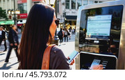 Woman paying parking meter using mobile phone app. Стоковое видео, видеограф Данил Руденко / Фотобанк Лори