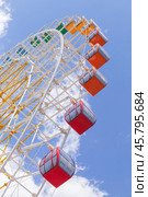 Vertical photo of Big Ferris Wheel located at Mtatsminda Park of Tbilisi (2019 год). Стоковое фото, фотограф EugeneSergeev / Фотобанк Лори