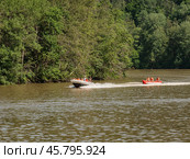Южный Урал, Башкортостан, прогулочный катер на реке Нугуш. Southern Urals, Bashkortostan, pleasure boat on the Nugush River. (2024 год). Редакционное фото, фотограф Евгений Романов / Фотобанк Лори