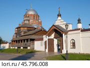У входа в старинный женский Иоанно-Предтеченского монастырь солнечным сентябрьским днем. Свияжск, Татарстан (2024 год). Стоковое фото, фотограф Виктор Карасев / Фотобанк Лори