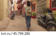 Female tourist walks through the streets of an Indian city. Rajasthan, Indian Jodhpur Also blue city (2019 год). Стоковое видео, видеограф Андрей Армягов / Фотобанк Лори