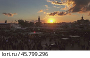 Jemaa el Fna square crowded at sunset, Marrakesh (2018 год). Стоковое видео, видеограф Михаил Коханчиков / Фотобанк Лори