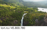 Latefossen is one of the most visited waterfalls in Norway and is located near Skare and Odda in the region Hordaland, Norway. Consists of two separate streams flowing down from the lake Lotevatnet. (2019 год). Стоковое видео, видеограф Андрей Армягов / Фотобанк Лори