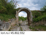 Ворота Орта-Капу (Северные ворота) старинной крепости  Чуфут-Кале облачным майским днем. Крым (2024 год). Стоковое фото, фотограф Виктор Карасев / Фотобанк Лори
