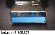 Macro close up of a USB 3.0 flash memory drive. Стоковое видео, видеограф Андрей Армягов / Фотобанк Лори