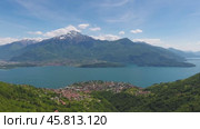 Aerial view on old church near Como lake Italy (2017 год). Стоковое видео, видеограф Михаил Коханчиков / Фотобанк Лори