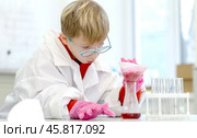 a student in a chemical laboratory conducts chemical sweats with chemical elements in. Стоковое фото, фотограф Igor Skripachev / Фотобанк Лори