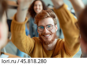 Крупный план мужчины с поднятыми руками. Счастливая команда празднует "дай пять", для баннера сотрудничества и командной работы. Стоковое AI-изображение, AI-художник Anna Leeva / Фотобанк Лори
