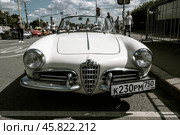 Alfa Romeo Giulietta Spider parked in a street (2023 год). Редакционное фото, фотограф Константин Григорьев / Фотобанк Лори