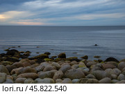 Берег Баренцева моря пасмурным вечером. Териберка, Мурманская область (2024 год). Стоковое фото, фотограф Анна Карасева / Фотобанк Лори
