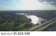 Aerial view of road and city on horizon. Borisovo park. Вид с высоты птичьего полета на дорогу и город на горизонте. Борисовский парк. (2017 год). Стоковое видео, видеограф Людмила Лесовая / Фотобанк Лори