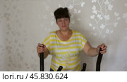Overweight woman exercising. Стоковое видео, видеограф Михаил Коханчиков / Фотобанк Лори