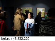 Искусствовед Мусянкова Надежда Александровна на выставки народной артистки Российской Федерации Валентины Ивановны Теличкиной в Московском музее. Редакционное фото, фотограф Дмитрий Неумоин / Фотобанк Лори