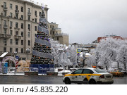 Вид на новогодню елку и Тверскую улицу в предновогодние дни в центре города Москвы, Россия. Редакционное фото, фотограф Николай Винокуров / Фотобанк Лори