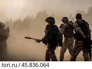 Трое пехотинцев армии России садятся на БТР. Солдаты на войне. (2019 год). Редакционное фото, фотограф Евгений Зимин / Фотобанк Лори