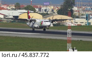 Propeller airplane ATR 72-600 is landing (2023 год). Редакционное видео, видеограф Михаил Коханчиков / Фотобанк Лори