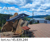 Смотровая площадка Царь-рыба, между Красноярском и Дивногорском, река Енисей. (2023г.) Огромный осетр по мотивам повести "Царь-Рыба" Виктора Астафьева. The Tsar-pisces observation deck, between Krasnoyarsk and Divnogorsk, the Yenisei River. (2023) A huge sturgeon based on the story "The King Fish" by Viktor Astafyev. 沙皇-双鱼座观景台，克拉斯诺亚尔斯克和Divnogorsk之间，叶尼塞河。 （2023）根据Viktor Astafyev的故事"国王鱼"制作的巨大鲟鱼. Редакционное фото, фотограф Денис Баданин / Фотобанк Лори