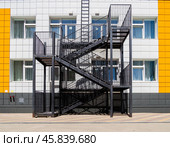 Дополнительная лестница эвакуационного выхода, пристроенная к детскому учреждению. Стоковое фото, фотограф Вячеслав Палес / Фотобанк Лори