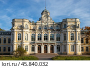 Петергоф Фасад старинного загородного двореца усадьбы "Знаменка". Осенний вид (2024 год). Редакционное фото, фотограф Литвяк Игорь / Фотобанк Лори