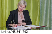 Businesswoman signing documents at desk. Стоковое AI-видео, аниматор Юрий Поздников / Фотобанк Лори