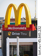 McDonalds in Saigon (2015 год). Редакционное фото, фотограф Александр Подшивалов / Фотобанк Лори