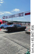 Retro cars in the pit lane. Start of the 1/8 mile race. Редакционное видео, видеограф Sergey Kohl / Фотобанк Лори