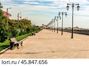 Pedestrian recreation area on the Tereshkova embankment in the city of Yevpatoriya. Редакционное фото, фотограф Владимир Ушаров / Фотобанк Лори