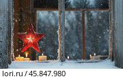 Cozy Winter Scene. Snow and a Candlelit Window, Embracing the Serenity of Season. Warm, inviting window view with Christmas lights. Snowflakes and flickering candles, perfect for winter imagery. Стоковое AI-видео, аниматор Марина Демидюк / Фотобанк Лори