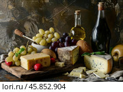 Gourmet cheese and wine pairing with fresh grapes. Стоковое AI-изображение, AI-художник Иван Рябоконь / Фотобанк Лори