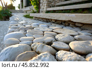White pebble stone pathway leading to modern house entrance. Стоковое AI-изображение, AI-художник Иван Рябоконь / Фотобанк Лори