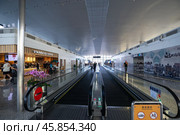 Траволатор в терминале 2 аэропорта Байюнь, Китай. Редакционное фото, фотограф Андрей Иванов / Фотобанк Лори