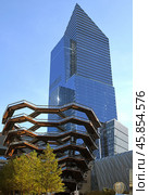 Hudson Yards Vessel and 10 Hudson Yards (South Tower), neighborhood on West Side of Midtown Manhattan, New York City. Редакционное фото, фотограф Валерия Попова / Фотобанк Лори