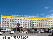 Центр города Элиста, Калмыкия. Гостиница "Элиста" и скульптура Лу (Дракон) (2023 год). Редакционное фото, фотограф Инна Грязнова / Фотобанк Лори