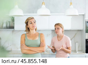 Teenage girl talking and apologizing to her offended mother. Стоковое фото, фотограф Яков Филимонов / Фотобанк Лори