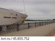 Крупный план. Круизный корабль "Михайл Фрунзе" у причала. Астрахань (2024 год). Редакционное фото, фотограф Дмитрий Николаев / Фотобанк Лори