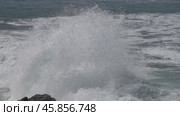 Ocean big waves over cliffs, slow motion. Стоковое видео, видеограф Михаил Коханчиков / Фотобанк Лори
