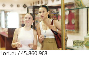 Young woman with teen daughter walk around museum, cookware zone. Стоковое видео, видеограф Яков Филимонов / Фотобанк Лори