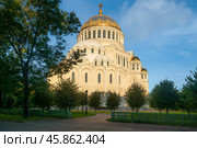 The Naval cathedral of Saint Nicholas in Kronstadt (Morskoy Nikolskiy Sobor) and the Anchor (Yakornaya) Square on a sunny summer morning, Kronstadt, St. Petersburg, Russia. Стоковое фото, фотограф Ula Ulachka / Фотобанк Лори
