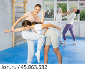 Woman practicing wristlock with elbow and knee blows at self-defense training. Стоковое фото, фотограф Яков Филимонов / Фотобанк Лори