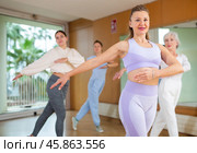 Group are practising arch movement in step jazz dance in fitness gym. Стоковое фото, фотограф Яков Филимонов / Фотобанк Лори