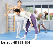 Woman and girl in gym perform basic elements of krav maga self-defense system. Стоковое фото, фотограф Яков Филимонов / Фотобанк Лори