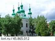 Вознесенская церковь (Кинешемский Кремль – Церковь Вознесения Господня, 1779), расположена в центре бывшей Заградской слободы, между улицами Крупской и Советской, в непосредственной близости от Волжской набережной. В облике ансамбля преобладают мотивы древнерусского зодчества. Кинешма, ул. Советская, 45 (2021 год). Стоковое фото, фотограф Сергей Елизарьев / Фотобанк Лори