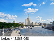 Москворецкая и Раушская набережные Москвы-реки и высотное здание на Котельнической набережной (2024 год). Стоковое фото, фотограф Александр Тараканов / Фотобанк Лори