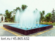 Крым, Евпатория, курорт, лето, фонтан, сквер, городская среда (2020 год). Редакционное фото, фотограф Андрей Макаренко / Фотобанк Лори